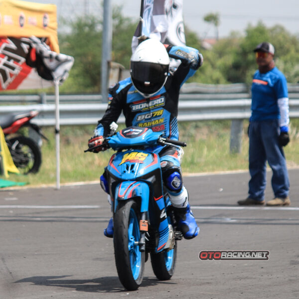 Tanpa Rem Belakang, Febrian Yusuf ‘Bonero Racing’ Juara Bebek 2Tak 125cc Novice di MCR Seri 2