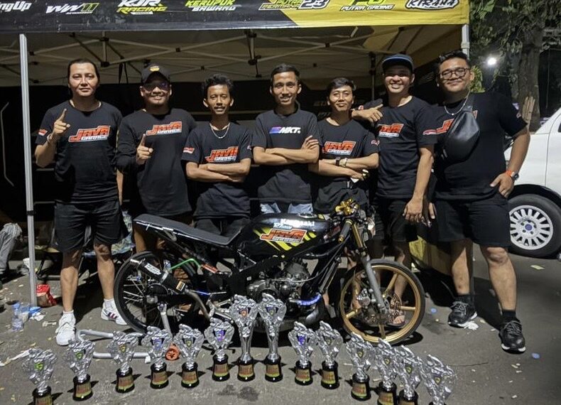 Turunkan Dua Pembalap, Java Garage Cilacap Borong 14 Piala dan Dua Gelar Juara Umum di Drag Bike Pekalongan 2026